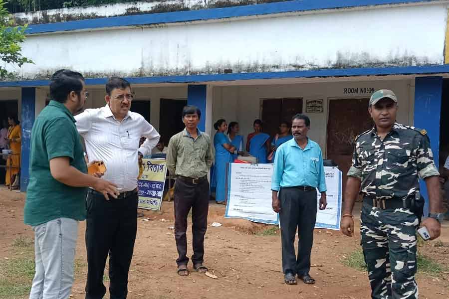 ‘আমাদের পাড়া আমাদের সমাধান’ কর্মসূচিতে চর্চায় হাতির হানা, ঝাড়গ্রামের রাস্তায় আলোর দাবি