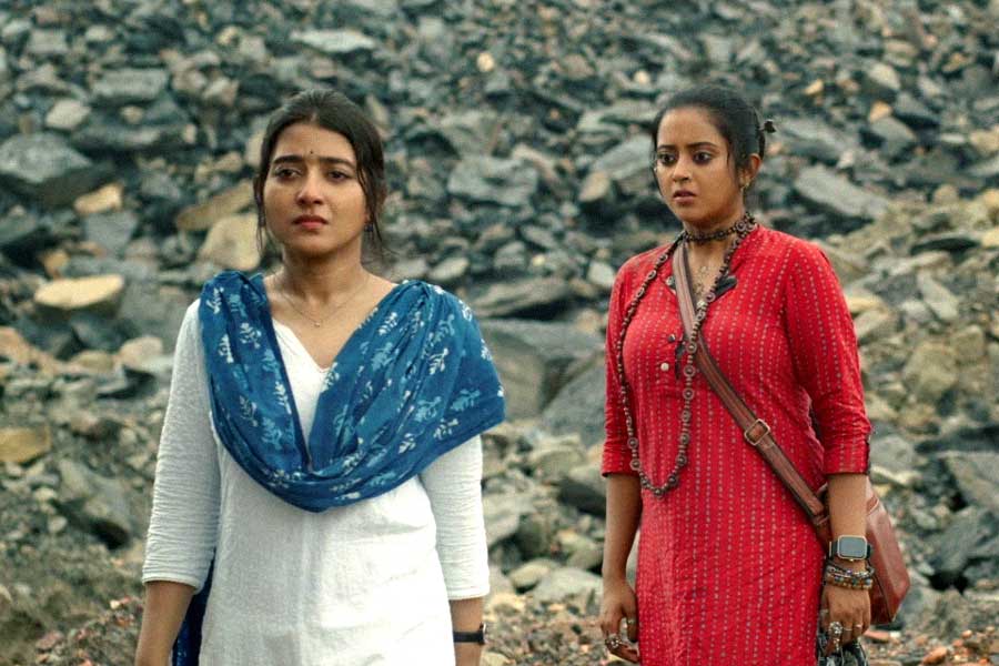 ছকভাঙা চরিত্রে শ্রুতি, তাক লাগালেন দর্শককে! দোসর হলেন আরাত্রিকাও