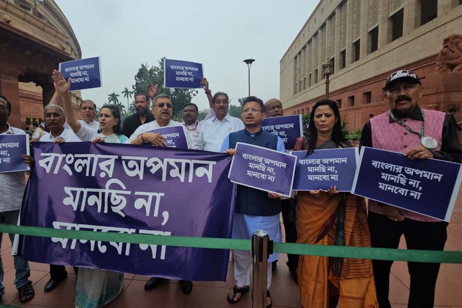 তিক্ততা অতীত! বাংলা-বাঙালির স্বার্থে সংসদের সামনে একসারিতে দাঁড়িয়ে প্রতিবাদ কল্যাণ-মহুয়ার