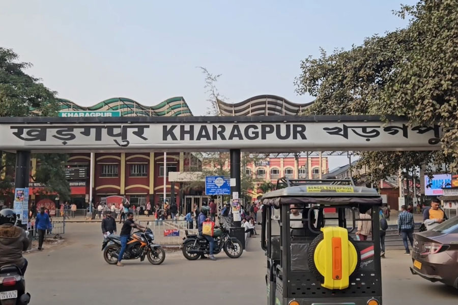 খেলার সময় লোহার বিমের নিচে পিষে মৃত্যু শিশুর, মর্মান্তিক ঘটনা খড়গপুর স্টেশনে