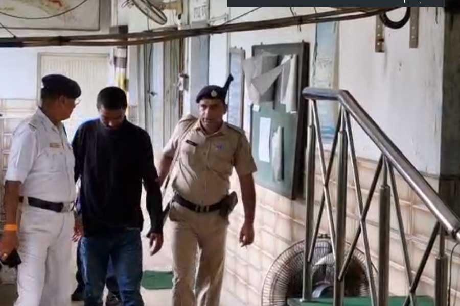 দমদম বিমানবন্দরে কাচ ভেঙে পালানোর চেষ্টা, গ্রেপ্তার বাংলাদেশি