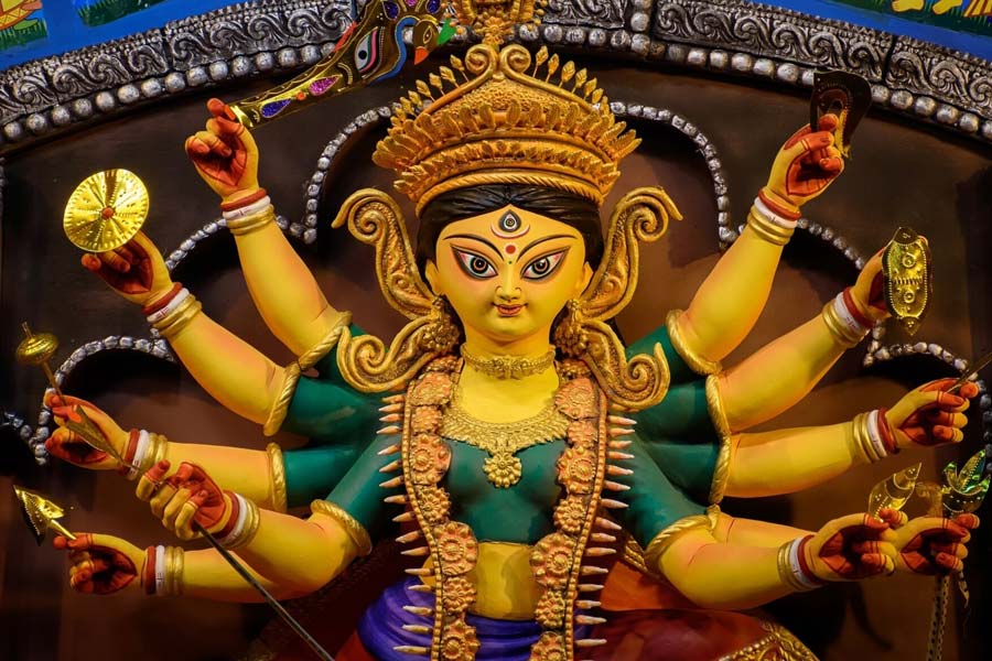 দেবী দুর্গার দশ হাতে দশ অস্ত্র, কোন অস্ত্রের কী মহিমা?