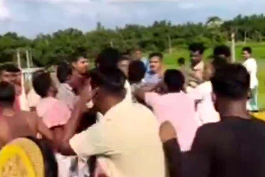 ‘কুমন্তব্যে’ সালিশি সভায় অভিযুক্ত যুবককে মারধর, ধুন্ধুমার হরিশ্চন্দ্রপুরে
