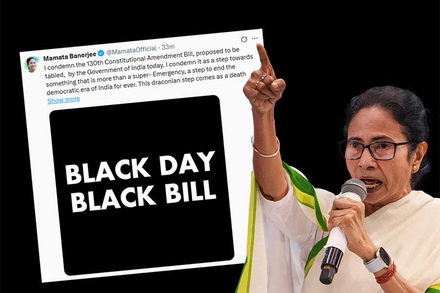 ‘কালো দিন, হিটলারি বিলে গণতন্ত্রের মৃত্যুঘণ্টা’, মোদি সরকারের প্রস্তাবিত আইনে ‘ষড়যন্ত্র’ দেখছেন মমতা