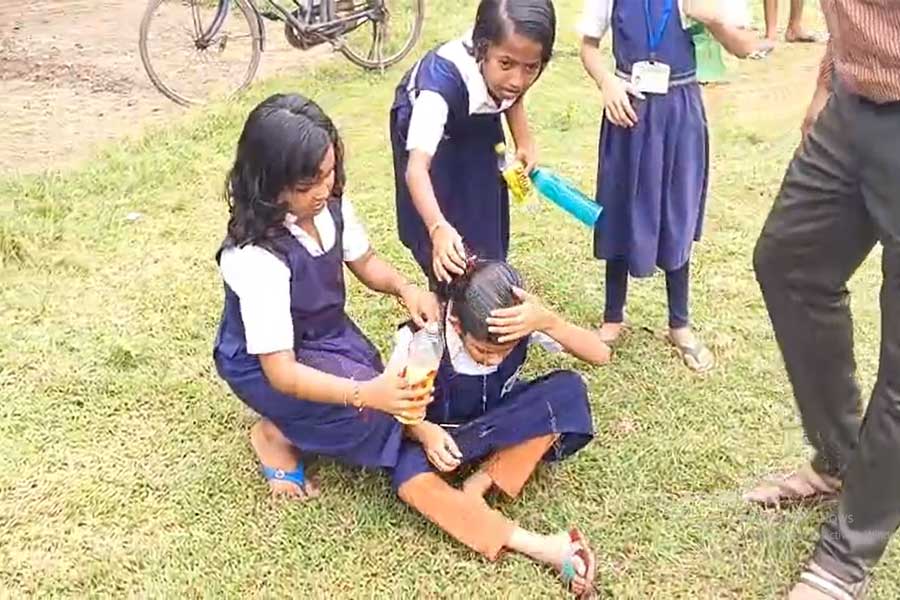 মিড ডে মিলে পচা মাংস! অসুস্থ একাধিক পড়ুয়া, ‘সাজানো ঘটনা’ বলছেন প্রধান শিক্ষক