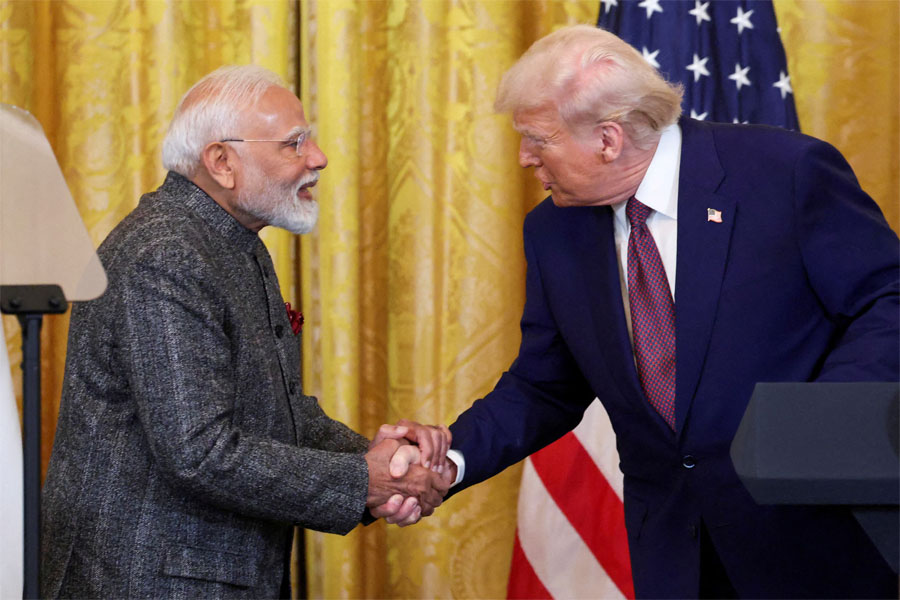 রাশিয়া যুদ্ধ না থামালে শুল্ক বাড়বে ভারতের, মার্কিন হুমকিতে চাপে মোদি!