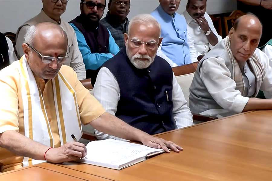 মোদিকে পাশে নিয়ে উপরাষ্ট্রপতি পদে মনোনয়ন পেশ ‘সংঘ ঘনিষ্ঠ’ রাধাকৃষ্ণণের