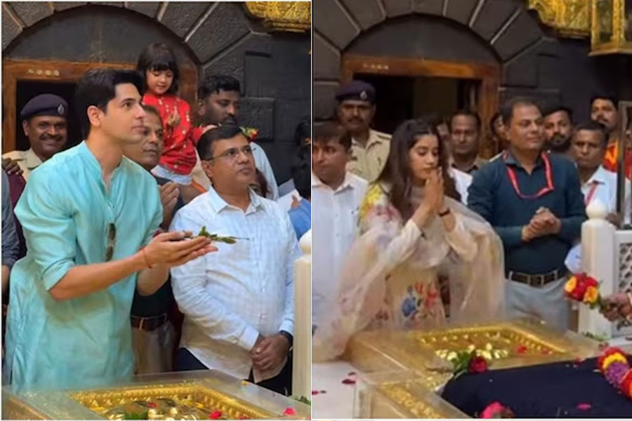 রাত পোহালেই ছবি মুক্তি, শেষ মুহূর্তের প্রচারে শিরডি সাঁইবাবার মন্দিরে পুজো দিলেন জাহ্নবী-সিদ্ধার্থ