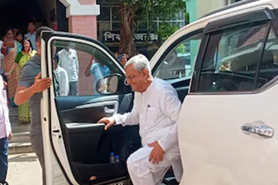 ডোমজুড়ে দুর্ঘটনার কবলে প্রদীপ মজুমদারের গাড়ি, দুমড়ে গেল পিছনের অংশ, কেমন রয়েছেন মন্ত্রী?