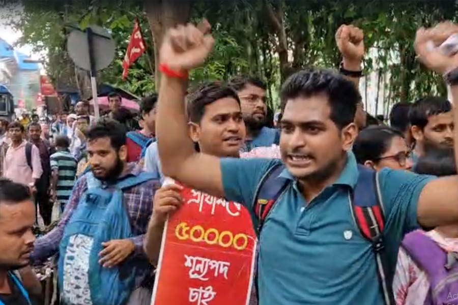 নিয়োগ চেয়ে টেট উত্তীর্ণদের পর্ষদ অভিযান, অবরুদ্ধ করুণাময়ী মোড়, ধরপাকড় পুলিশের