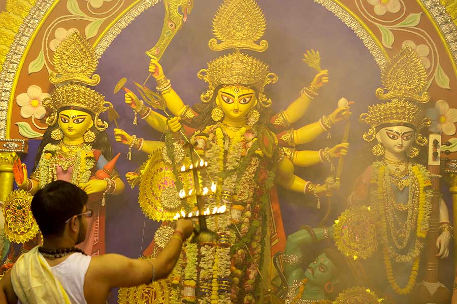 পুঁথি-নামাবলি পরে, আগে আধার-ভোটার কার্ড! ভিনরাজ্যে ‘বাঙালি হেনস্তা’য় সাবধানী পুরোহিতরা