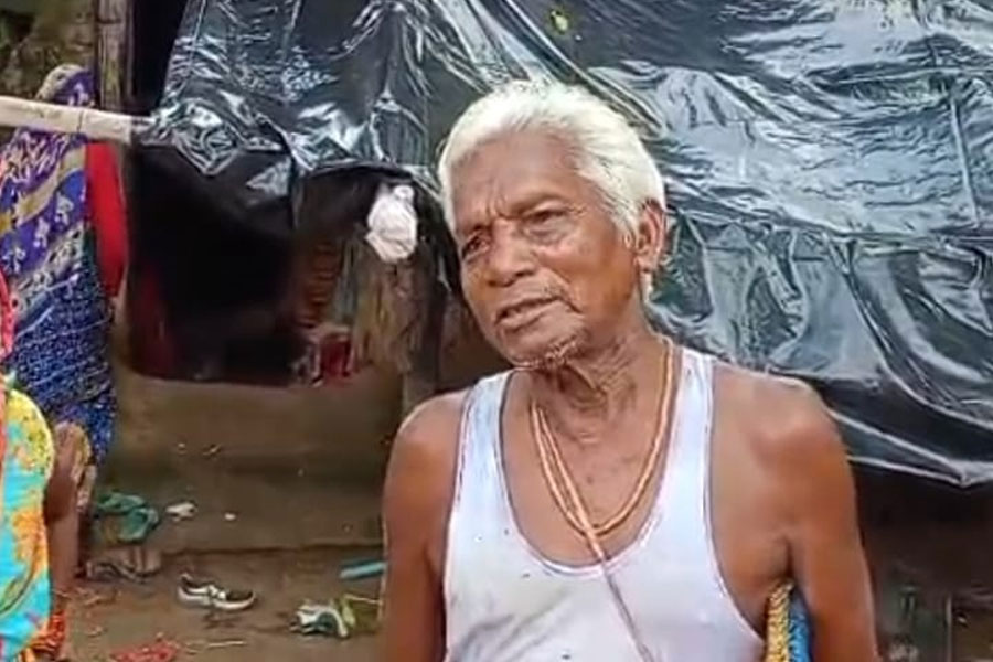 ভাইরাল ভিডিও অর্ধসত্য! পদ্মশ্রীকে আগেই বাড়ি দিয়েছে রাজ্য সরকার, স্বীকার ‘গাছদাদু’র