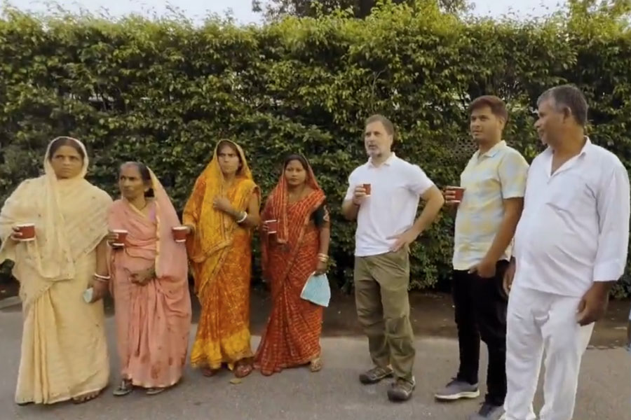‘মৃত ভোটারের’ সঙ্গে চা চক্রে রাহুল! ভিডিও পোস্ট করে কমিশনকে বিঁধলেন সোনিয়া তনয়