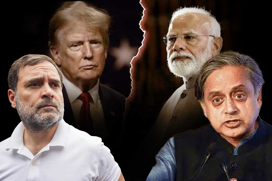 ভারতীয় অর্থনীতি নিয়ে ট্রাম্পের মন্তব্য ‘ভিত্তিহীন’, প্রকাশ্যেই রাহুলের বিরোধিতায় ‘মোদিভক্ত’ থারুর!
