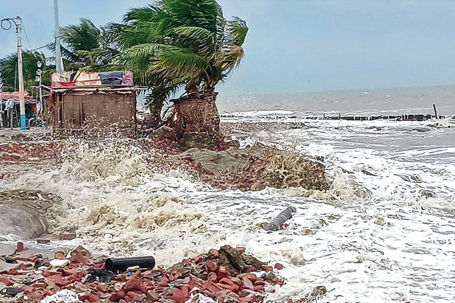 সমুদ্র গিলছে সাগরতট! ফের ভয়াবহ ভাঙনে শঙ্কায় কপিলমুনি মন্দির
