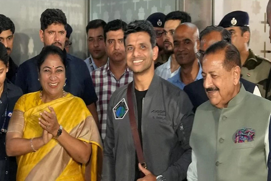 দেশে ফিরলেন মহাকাশজয়ী শুভাংশু, বিমানে বসেই করলেন আবেগঘন পোস্ট