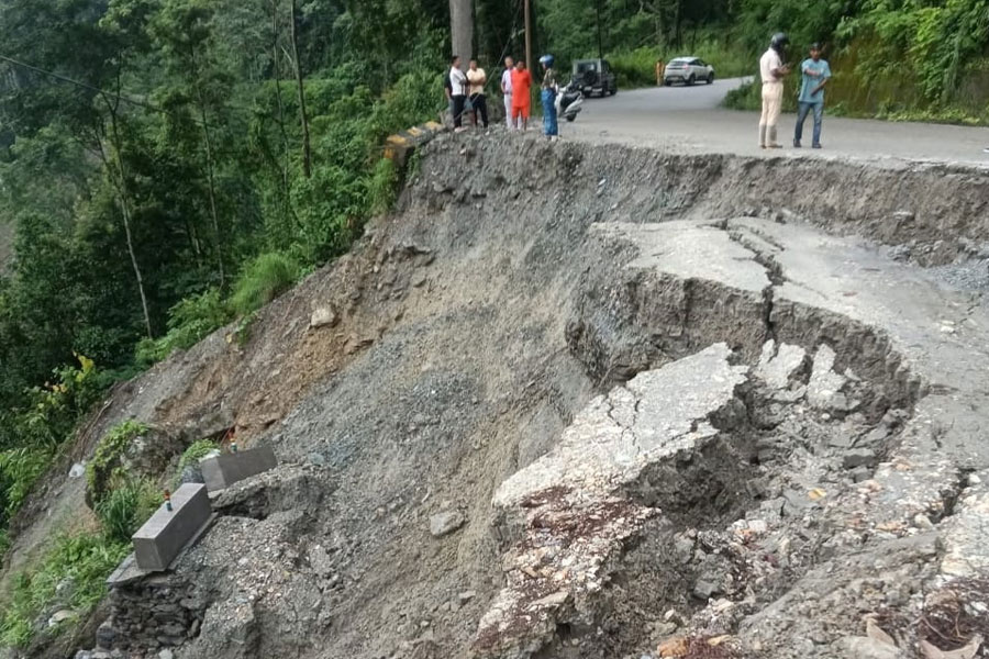 দার্জিলিংয়ের ২৯ মাইলে তিস্তার গর্ভে তলিয়ে গেল জাতীয় সড়ক! ধস নামল মিরিকেও