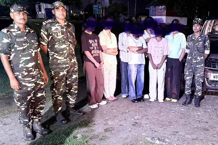 হাতে ভারতীয় পাসপোর্ট! শিলিগুড়িতে আটক ৬ নেপালি তরুণী, ফাঁস নারীপাচারের অভিনব কৌশল