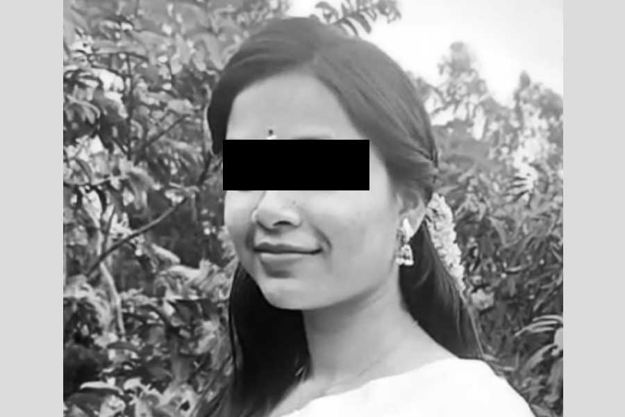 ১৯ বছরেই সব শেষ, নন্দীগ্রামের মেধাবী ছাত্রীর ঝুলন্ত দেহ উদ্ধার