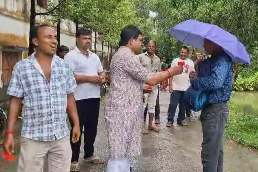 অভিভাবকদের ‘গান্ধীগিরি’, স্কুলে দেরি করে আসায় ভারপ্রাপ্ত প্রধান শিক্ষককে জবা ফুলে অভ্যর্থনা