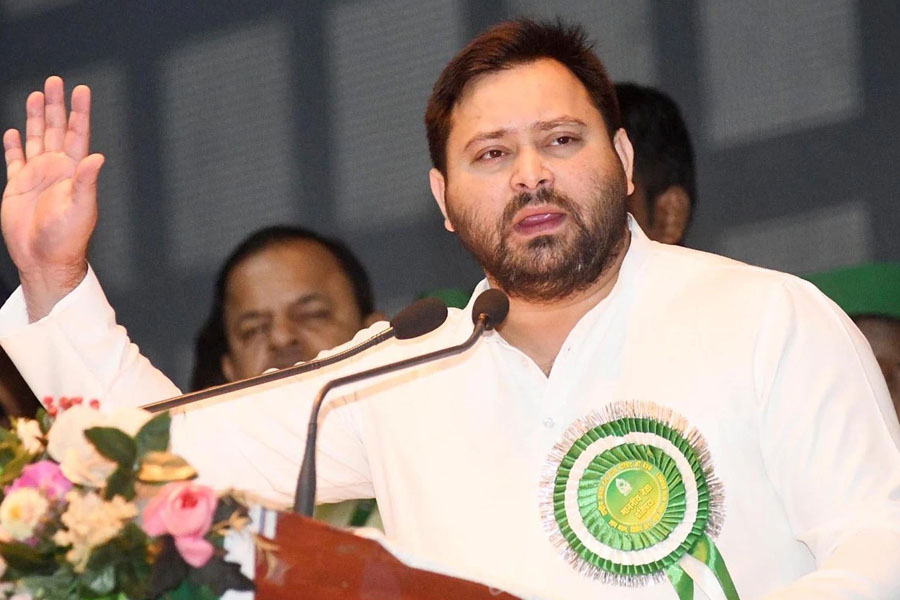তেজস্বীর দেখানো ভোটার কার্ড জাল! বিতর্কের মাঝেই লালুপুত্রকে নোটিস কমিশনের