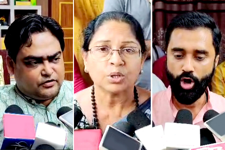 ধর্মীয় শংসাপত্র বিলি নিয়ে শান্তনু-সুব্রত বিবাদ, দু’ভাইয়ের কোন্দলে ঠাকুরবাড়িতে অশান্তি