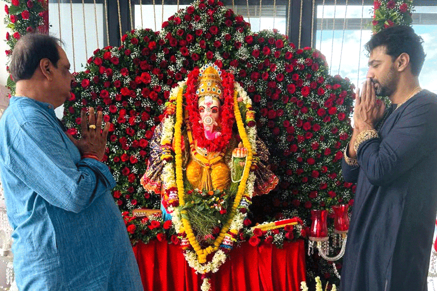 টলি-বলি থেকে ক্রীড়াদুনিয়া, গণপতি উৎসবে মাতোয়ারা তারকারা, লাইমলাইট কাড়লেন কোন স্টারকিডরা?
