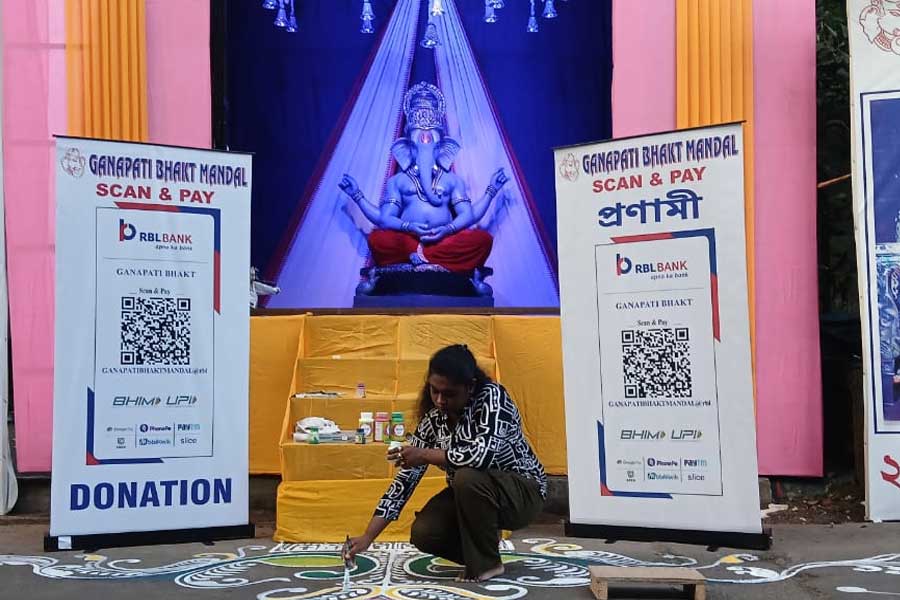 অনলাইনেই প্রণামী, গণেশ পুজোর মণ্ডপে বসানো বড় বড় স্ক্যানার!