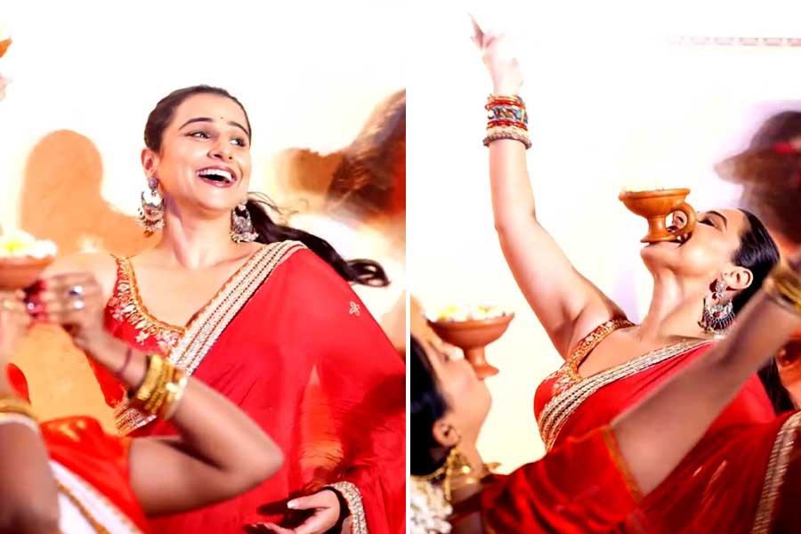 ঢাকের তালে জমিয়ে ধুনুচি নাচ, দুর্গোৎসবের আগে মুম্বইতে বাঙালি আবেগে মেতে বিদ্যা বালান