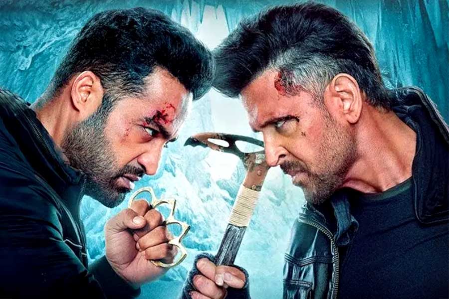 হু হু করে অ্যাডভান্স বুকিং চলছে ‘ওয়ার ২’-র! এর মধ্যে নয়া প্রোমোতে আরও চড়ল পারদ
