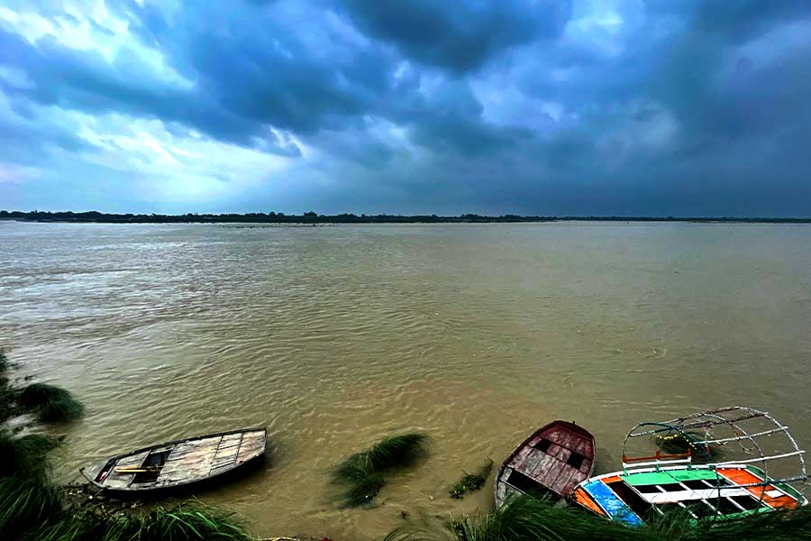 ফের নিম্নচাপের ভ্রূকুটি! রাজ্যজুড়ে প্রবল দুর্যোগের আশঙ্কা