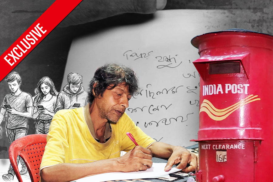 অন্যের জন্য চিঠি লিখে দিতেন একসময়, এখন কীভাবে দিন চলে তাঁদের?