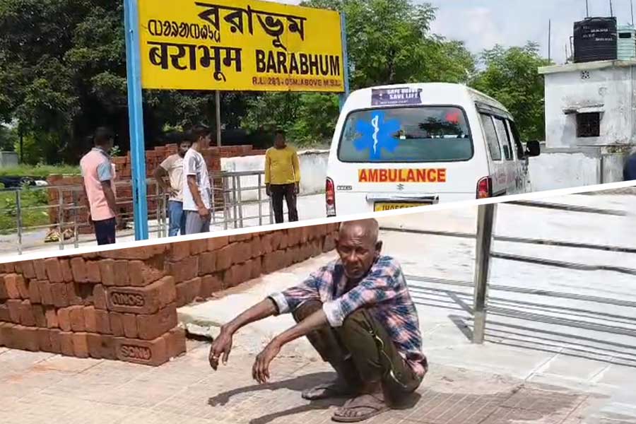 অমানবিক GRP, বরাভূম স্টেশনে স্ত্রীর দেহ কাঁধে নিয়ে ঘুরলেন বৃদ্ধ স্বামী