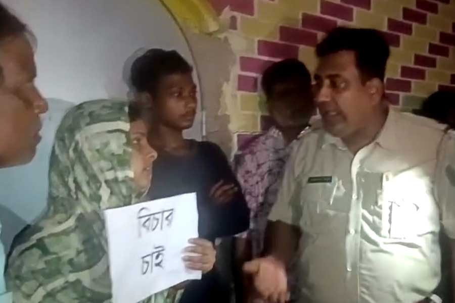 ডিভোর্সের আগেই ফের বিয়ে, কয়েক মাস সংসার করে উধাও বর! শ্বশুরবাড়িতে ধরনায় দ্বিতীয় বউ
