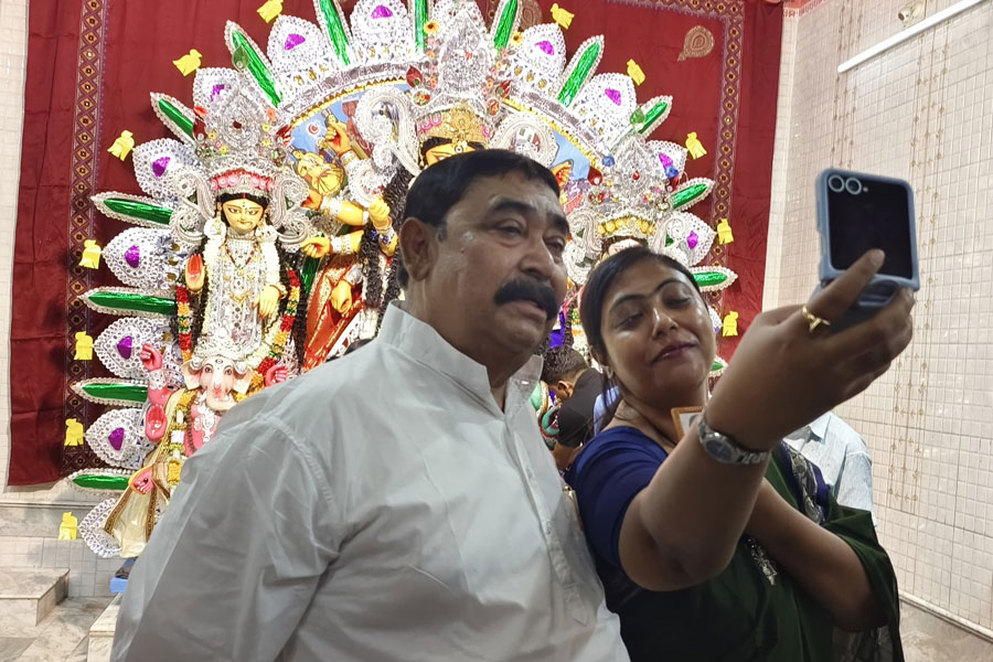 ষষ্ঠীর সন্ধ্যায় গ্রামের বাড়িতে অনুব্রত, মেয়ের আবদারে তুললেন সেলফি