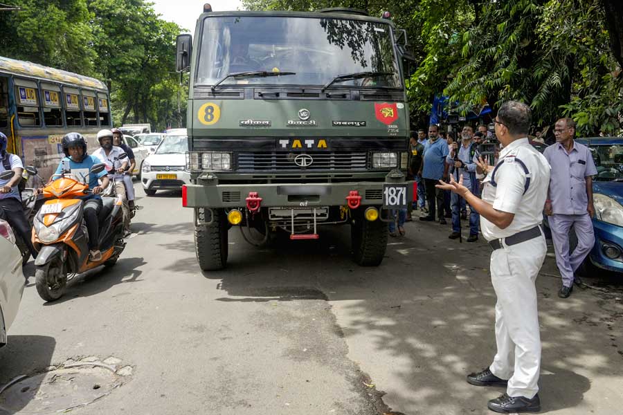 ‘ট্রাফিক আইন ভেঙে বাঁক নেওয়ার চেষ্টা সেনার ট্রাকের’, বিতর্কের মধ্যে ‘জিরো টলারেন্স’ মনে করাল পুলিশ
