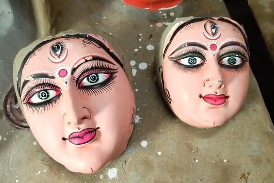 আসানসোলে কারখানা থেকে চুরি দুর্গা প্রতিমার মুখ, ধৃত পরিযায়ী শ্রমিককে খুঁটিতে বেঁধে মার