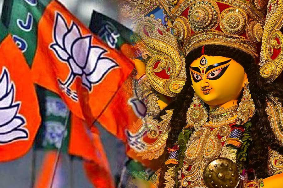 ‘বঞ্চিত’ বিজেপি নেতার পুজোয় ‘আদি’ গেরুয়াদের রিইউনিয়ন, পদ্ম শিবিরে গুরুত্ব বাড়ছে পুরনোদের?