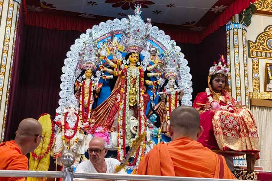 বালিকাকে দেবীরূপে আরাধনা, অষ্টমীতে কুমারী পুজোয় মাতল বেলুড় থেকে বাংলাদেশ