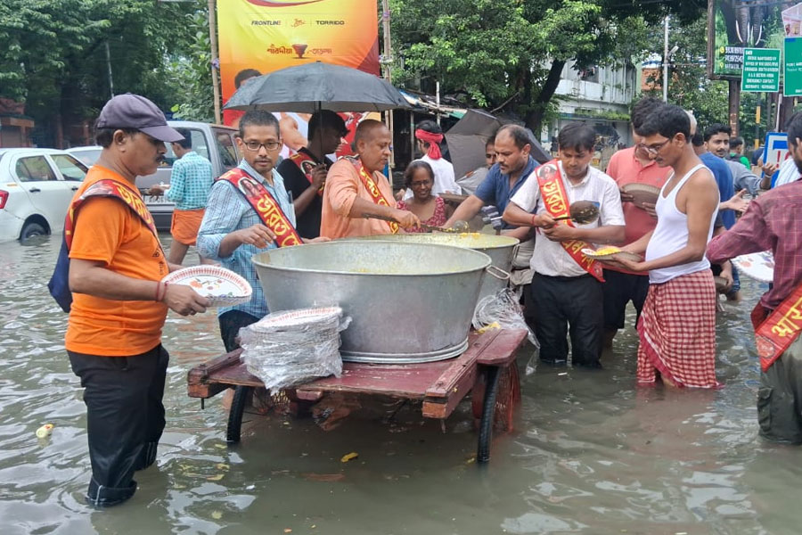 টানা বৃষ্টিতে জলমগ্ন কলকাতা, দুর্গতদের খাবার তুলে দিচ্ছে ভারত সেবাশ্রম সংঘ