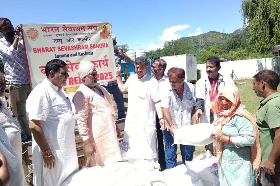 অতিবর্ষণে বিধস্ত জম্মু ও উত্তর কাশী, পাশে দাঁড়াল ভারত সেবাশ্রম সংঘ
