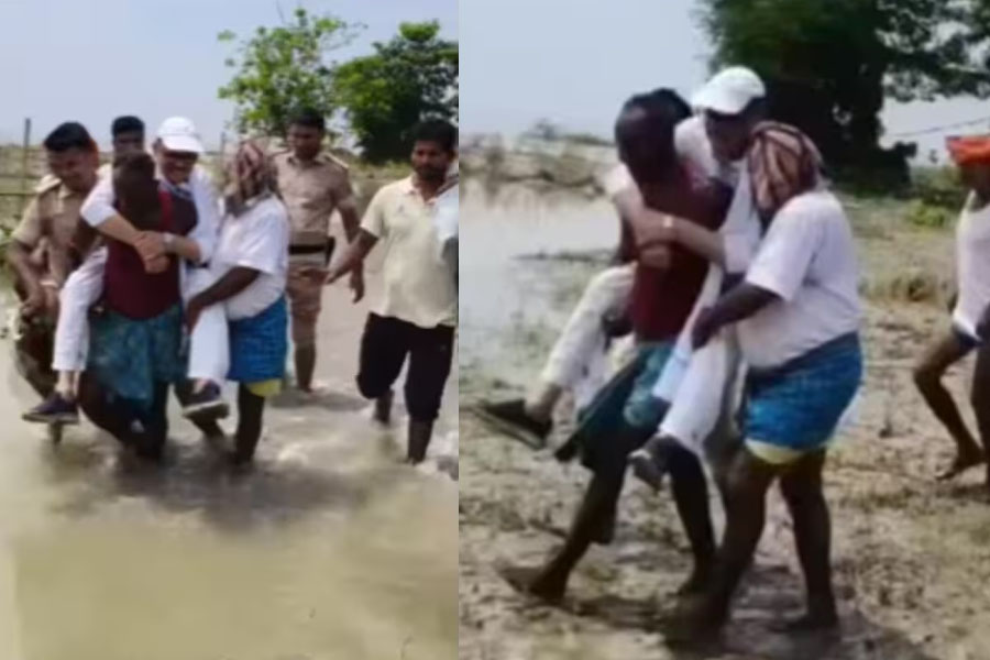 ইশ… বড্ড কাদা! যুবকের ঘাড়ে চড়ে বন্যা পরিস্থিতি খতিয়ে দেখলেন কংগ্রেস সাংসদ, ভাইরাল ভিডিও