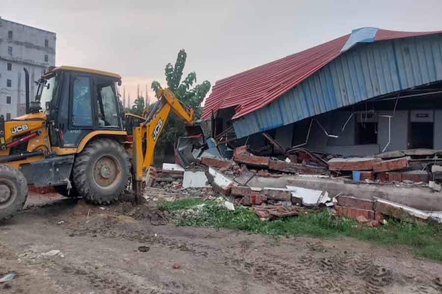 ফের যোগীরাজ্যে বুলডোজার শাসন! এবার বিশ্ববিদ্যালয়ের ‘অবৈধ নির্মাণ’ ভাঙল প্রশাসন 