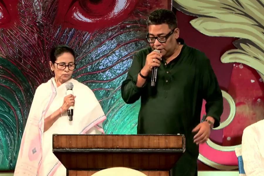 ‘জাগো বাংলা’র শারদ সংখ্যার সূচনায় গাইলেন মমতা, দুর্গাপুজোকে ইউনেস্কো-স্বীকৃতি স্মরণ অভিষেকের
