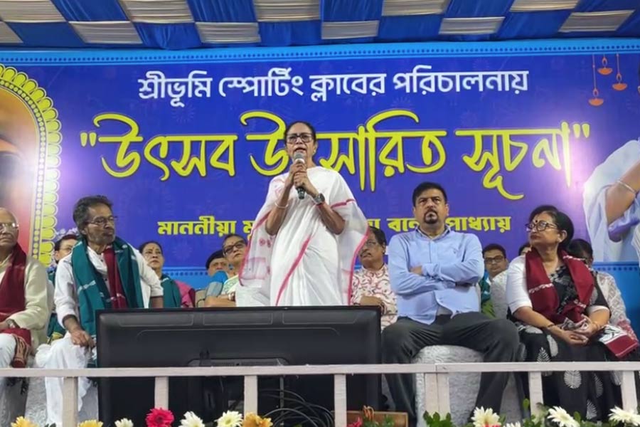 পুজোর সূচনাতেও মমতার মুখে ‘বাঙালি অস্মিতা’, শ্রীভূমি থেকে কী বার্তা দিলেন?