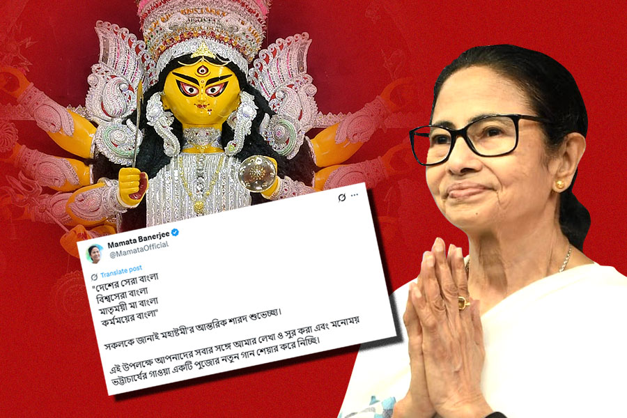 বিশ্বের দরবারে বাংলার জয়গান! মহাষ্টমীর শুভেচ্ছাবার্তায় নিজের গান শেয়ার করলেন মমতা