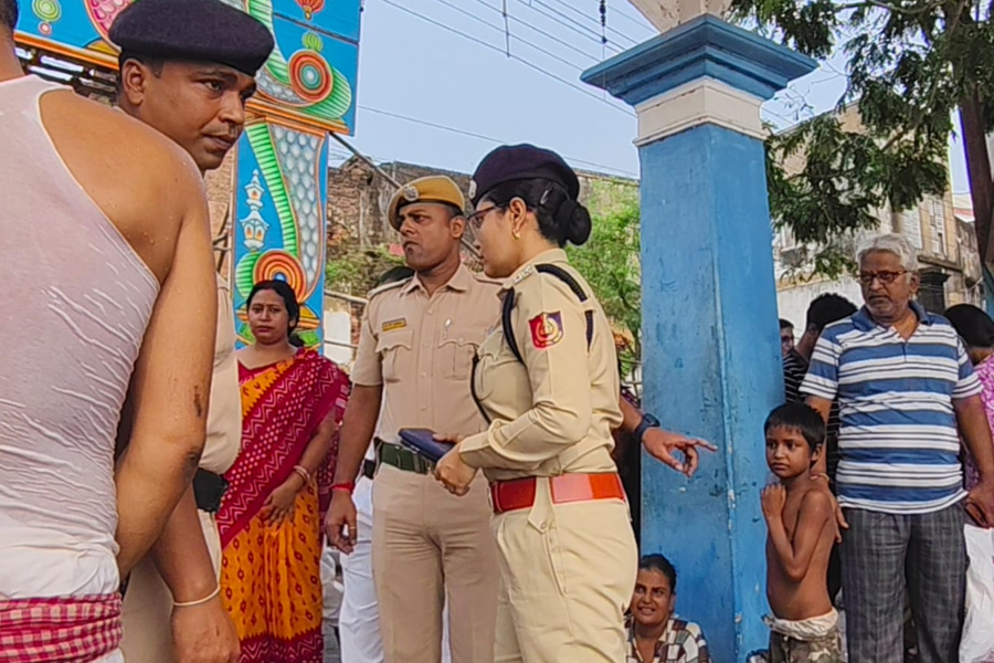তর্পণ করতে এসে দুই লাখ টাকার সোনার হার হারালেন বৃদ্ধা! চাঞ্চল্য চুঁচুড়ায়