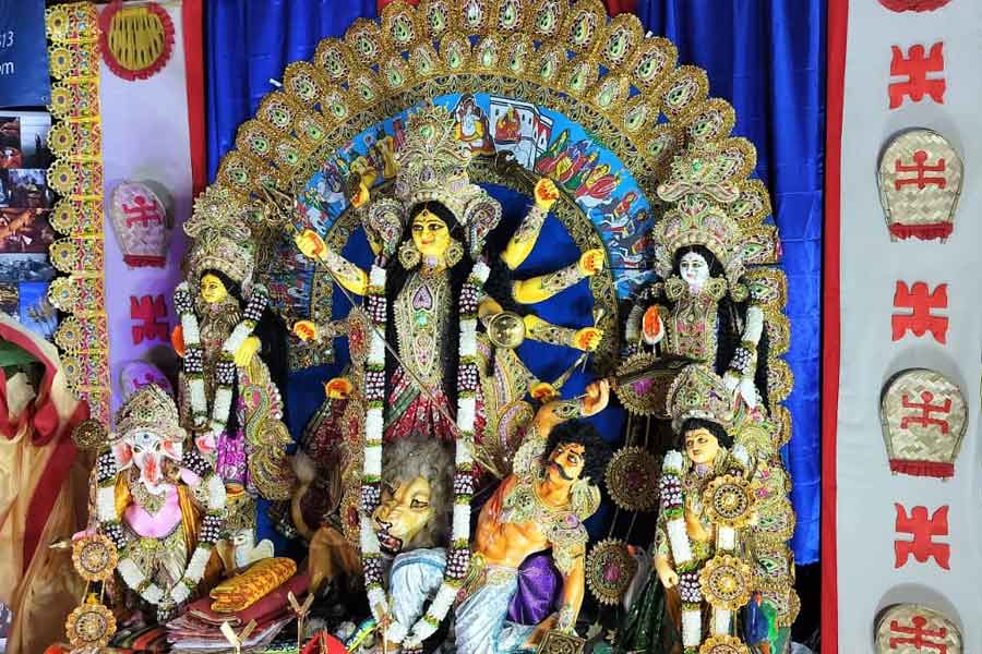 সপ্তাহান্তের ছুটিতে অষ্টমীর অঞ্জলি থেকে সিঁদুরখেলা, কেমন হয় ইস্ট ক্রয়ডনের পুজো?