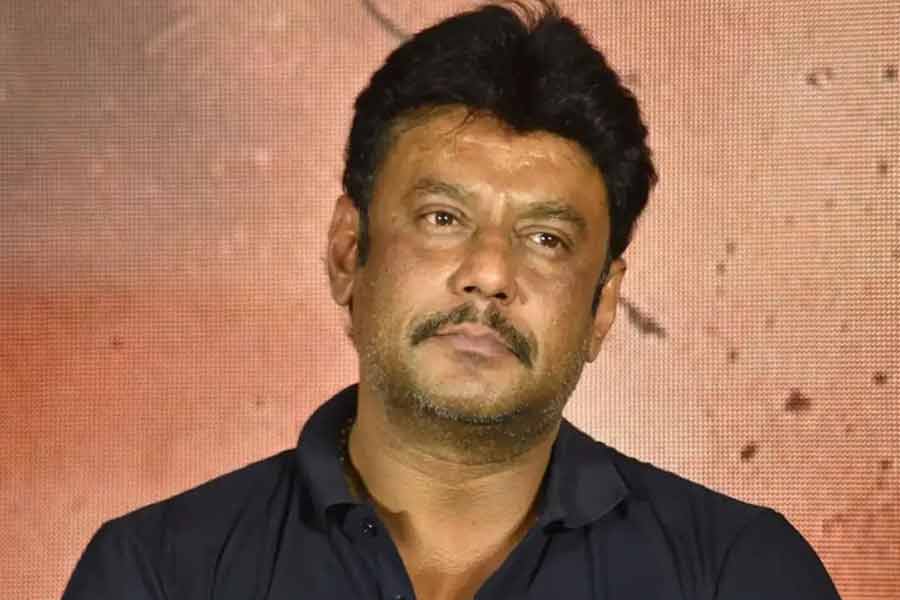 বহুদিন সূর্য দেখেননি, হাতে জন্মেছে ছত্রাক, পোশাকেও দুর্গন্ধ! আদালতে বিষ চাইলেন কন্নড় অভিনেতা