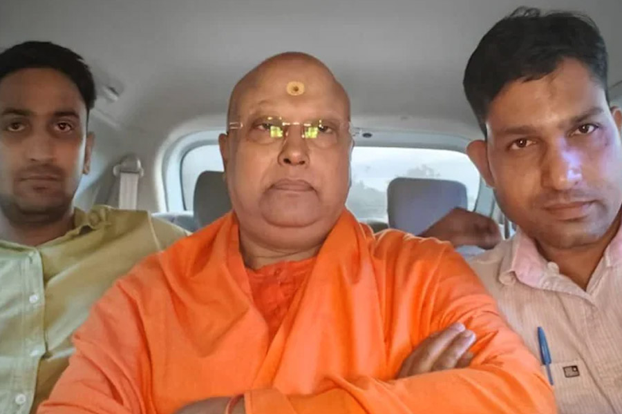 ১৭ ছাত্রীর শ্লীলতাহানি, অশ্লীল মেসেজ, অবশেষে পুলিশের জালে দিল্লির স্বঘোষিত ‘বাবা’